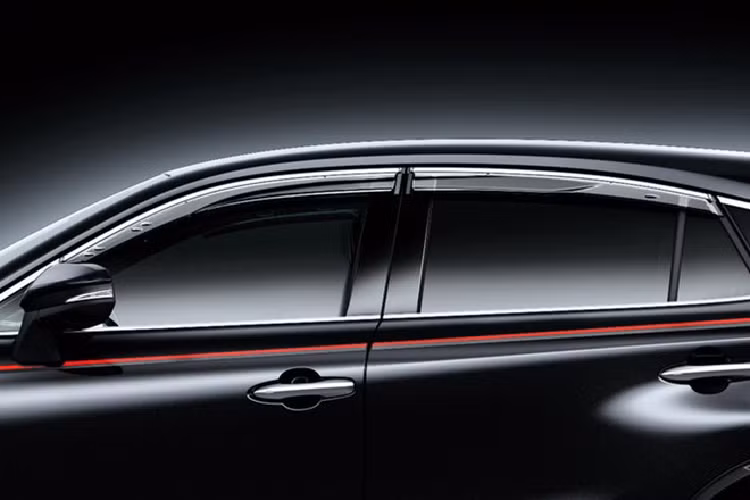 TRD cho biết hệ thống giảm xóc của xe đã được tinh chỉnh, giúp triệt tiêu rung lắc tốt hơn. Song song đó, hai thanh cân bằng trước và sau cũng được nâng cấp. Toyota GR Venza sử dụng bộ lốp Michelin Pilot Sport 4, cho trải nghiệm lái, độ bám đường và hiệu năng cao hơn lốp tiêu chuẩn trang bị theo xe.