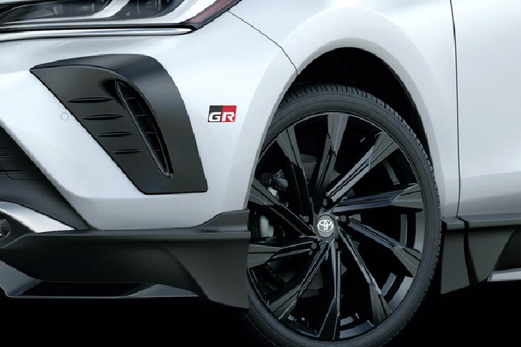 Toyota GR Venza thế hệ mới được trang bị bộ vành 20 inch sơn đen thiết kế mới, đi kèm đường kẻ hai tông màu đen/đỏ chạy dọc thân xe, cùng bộ vè che mưa cho các cửa sổ xe.