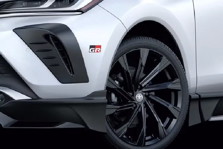 Toyota GR Venza thế hệ mới được trang bị bộ vành 20 inch sơn đen thiết kế mới, đi kèm đường kẻ hai tông màu đen/đỏ chạy dọc thân xe, cùng bộ vè che mưa cho các cửa sổ xe.