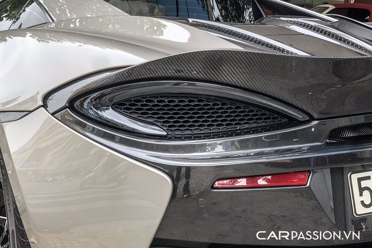 Tuy nhiên, sau một thời gian sử dụng, chiếc xe đã được gỡ bỏ bộ bodykit hầm hố này để về với vẻ đẹp nguyên bản của mình. Chủ sở hữu vẫn quyết định giữ lại cho chiếc 570S này một số chi tiết của gói độ như phần cánh gió vuốt cao ở phía sau được làm bằng chất liệu carbon.