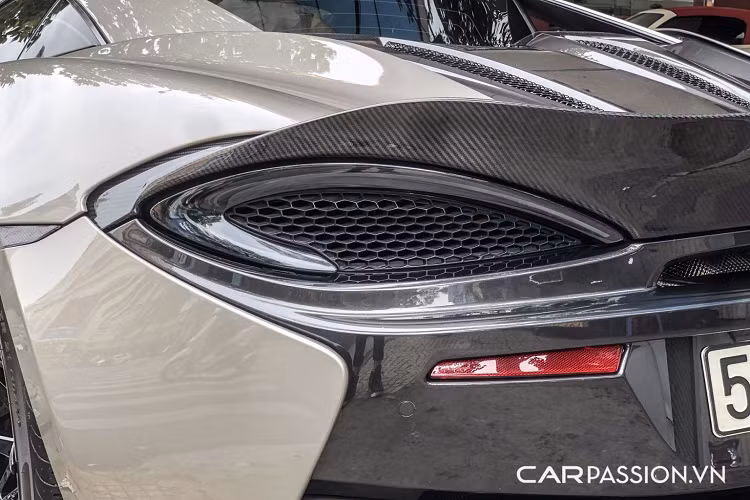 Tuy nhiên, sau một thời gian sử dụng, chiếc xe đã được gỡ bỏ bộ bodykit hầm hố này để về với vẻ đẹp nguyên bản của mình. Chủ sở hữu vẫn quyết định giữ lại cho chiếc 570S này một số chi tiết của gói độ như phần cánh gió vuốt cao ở phía sau được làm bằng chất liệu carbon.