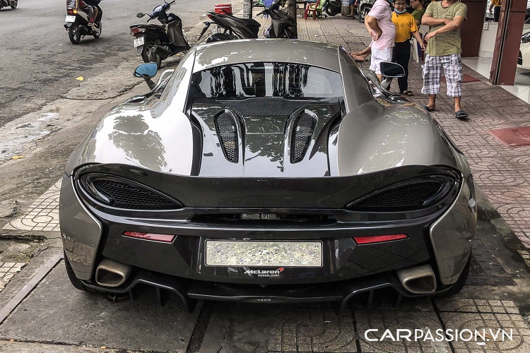 Sức mạnh này được truyền đến trục bánh sau thông qua hộp số ly hợp kép 7 cấp. Xe có khả năng tăng tốc từ 0-100 km/h vào khoảng 3,2 giây và đạt vận tốc tối đa 328 km/h.