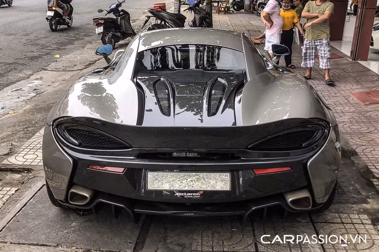 Sức mạnh này được truyền đến trục bánh sau thông qua hộp số ly hợp kép 7 cấp. Xe có khả năng tăng tốc từ 0-100 km/h vào khoảng 3,2 giây và đạt vận tốc tối đa 328 km/h.