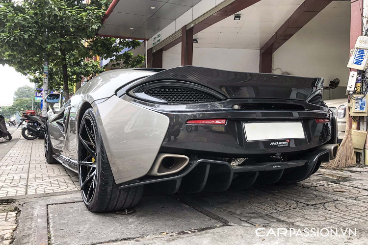 Ngoài ra, chiếc xe còn được giữ lại bộ mâm đa chấu được đặt hàng từ chính thương hiệu Forgiato, từ đó đem lại một diện mạo thể thao hơn đáng kể so với bộ mâm 5 chấu kép nguyên bản. Thêm vào đó, chiếc xe đã được trang bị hệ thống xả Fi (Frequency Intelligent) mang đến âm thanh uy lực hơn, giảm bớt sự nhàm chán của siêu xe sử dụng động cơ tăng áp.