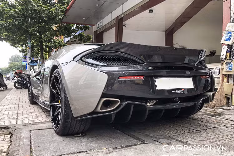 Ngoài ra, chiếc xe còn được giữ lại bộ mâm đa chấu được đặt hàng từ chính thương hiệu Forgiato, từ đó đem lại một diện mạo thể thao hơn đáng kể so với bộ mâm 5 chấu kép nguyên bản. Thêm vào đó, chiếc xe đã được trang bị hệ thống xả Fi (Frequency Intelligent) mang đến âm thanh uy lực hơn, giảm bớt sự nhàm chán của siêu xe sử dụng động cơ tăng áp.