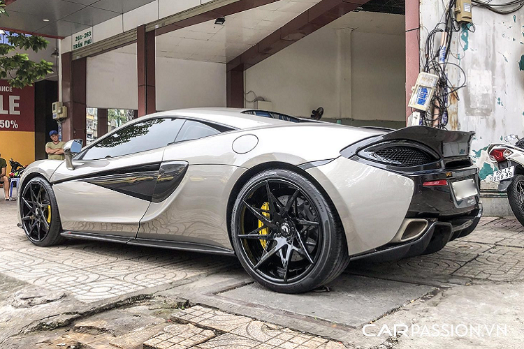 McLaren 570S giá rẻ sở hữu thiết kế hầm hố với những đường cong uốn lượn dữ dằn, đèn pha liền hốc gió hình boomerang đặc trưng của thương hiệu siêu xe Anh Quốc, khá tương đồng với đàn anh 650S. Đặc biệt, dù thuộc dòng bình dân giá rẻ nhưng 570S vẫn sở hữu cửa cắt kéo rất cá tính, một đặc điểm thường gắn liền với các siêu xe đắt tiền.