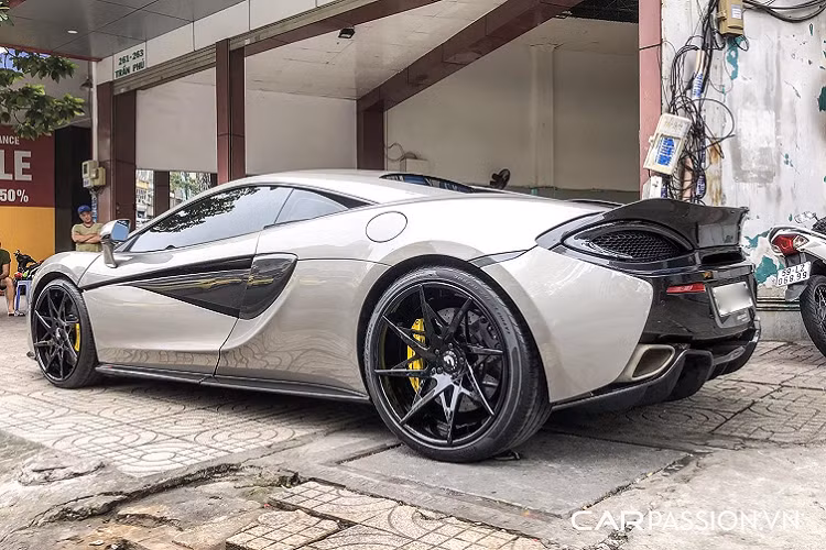 McLaren 570S giá rẻ sở hữu thiết kế hầm hố với những đường cong uốn lượn dữ dằn, đèn pha liền hốc gió hình boomerang đặc trưng của thương hiệu siêu xe Anh Quốc, khá tương đồng với đàn anh 650S. Đặc biệt, dù thuộc dòng bình dân giá rẻ nhưng 570S vẫn sở hữu cửa cắt kéo rất cá tính, một đặc điểm thường gắn liền với các siêu xe đắt tiền.