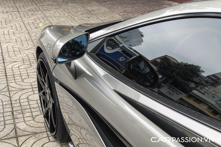 Chiếc 570S đầu tiên tại Việt Nam sở hữu phong cách phối màu với những chi tiết có phần sang trọng. Ngoại thất của chiếc xe mang màu xám lông chuột, kết hợp với đó chính là khoang nội thất màu da bò cực kỳ sang trọng. Chiếc McLaren 570S này đã từng được nâng cấp với gói độ Vorsteiner đắt giá với diện mạo hoàn toàn khác biệt.