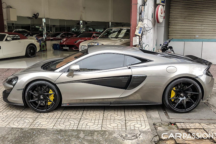 Chiếc McLaren 570S tại Sài Gòn này sử dụng động cơ V8, tăng táp kép, dung tích 3,8 lít, sản sinh công suất tối đa 562 mã lực và mô-men xoắn cực đại 600 Nm. Sức mạnh này được truyền đến trục bánh sau thông qua hộp số ly hợp kép 7 cấp. Xe có khả năng tăng tốc từ 0-100 km/h vào khoảng 3,2 giây và đạt vận tốc tối đa 328 km/h. Ngoài ra, chiếc Mclaren 570S này còn được nâng cấp phần mềm và hiệu chỉnh lại động cơ, cho tổng công suất vượt ngưỡng 700 mã lực.