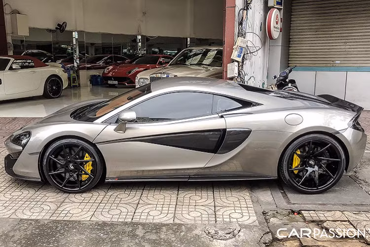 Chiếc McLaren 570S tại Sài Gòn này sử dụng động cơ V8, tăng táp kép, dung tích 3,8 lít, sản sinh công suất tối đa 562 mã lực và mô-men xoắn cực đại 600 Nm. Sức mạnh này được truyền đến trục bánh sau thông qua hộp số ly hợp kép 7 cấp. Xe có khả năng tăng tốc từ 0-100 km/h vào khoảng 3,2 giây và đạt vận tốc tối đa 328 km/h. Ngoài ra, chiếc Mclaren 570S này còn được nâng cấp phần mềm và hiệu chỉnh lại động cơ, cho tổng công suất vượt ngưỡng 700 mã lực.