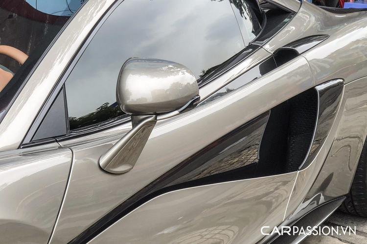 Chiếc xe sở hữu khoang nội thất được bọc da màu nâu sữa, từ đó đem lại một cảm giác sang trọng cho khoang nội thất có phần thoải mái của chiếc McLaren 570S. Khoang nội thất của 570S cũng được thiết kế theo hướng tối giản hóa, tuy nhiên những chi tiết không quá thể thao như “người đàn anh” cùng thời McLaren 650S.