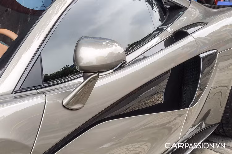 Chiếc xe sở hữu khoang nội thất được bọc da màu nâu sữa, từ đó đem lại một cảm giác sang trọng cho khoang nội thất có phần thoải mái của chiếc McLaren 570S. Khoang nội thất của 570S cũng được thiết kế theo hướng tối giản hóa, tuy nhiên những chi tiết không quá thể thao như “người đàn anh” cùng thời McLaren 650S.