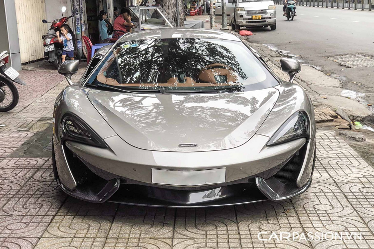 Ngoài ra, chiếc Mclaren 570S này còn được nâng cấp phần mềm và hiệu chỉnh lại động cơ, cho tổng công suất vượt ngưỡng 700 mã lực. Thời điểm mới về Việt Nam, giá xe McLaren 570S đầu tiên này được đại lý tư nhân chào bán lên tới hơn 12 tỷ đồng.
