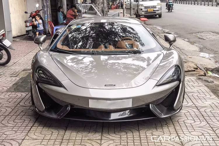 Ngoài ra, chiếc Mclaren 570S này còn được nâng cấp phần mềm và hiệu chỉnh lại động cơ, cho tổng công suất vượt ngưỡng 700 mã lực. Thời điểm mới về Việt Nam, giá xe McLaren 570S đầu tiên này được đại lý tư nhân chào bán lên tới hơn 12 tỷ đồng.