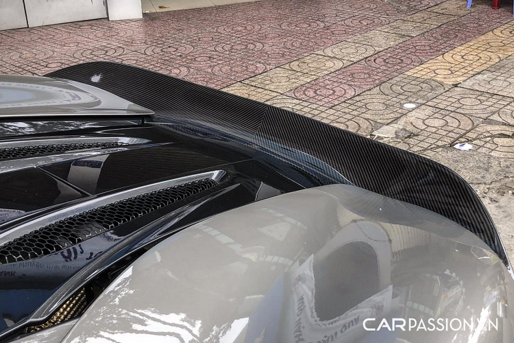 Đối với gói độ Vorsteiner, chiếc xe sẽ được thay thế với phần cản trước mới được thiết kế lại với tính khí động học cao, các phần líp hông cũng như phần cản sau mới góc cạnh hơn đáng kể so với nguyên bản. Ngoài ra, chiếc xe còn được trang bị hai cánh gió mới phía sau với một cánh gió liền được vuốt cao cùng cánh gió cỡ lớn tách rời được lắp đặt kéo từ dưới phần cản lên.