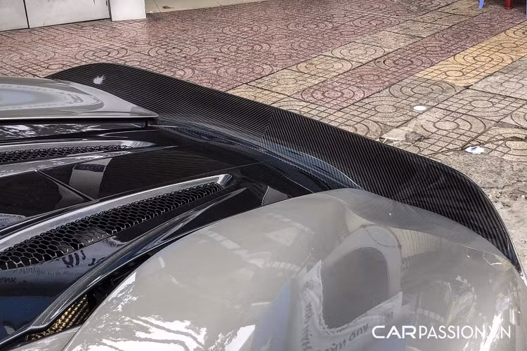 Đối với gói độ Vorsteiner, chiếc xe sẽ được thay thế với phần cản trước mới được thiết kế lại với tính khí động học cao, các phần líp hông cũng như phần cản sau mới góc cạnh hơn đáng kể so với nguyên bản. Ngoài ra, chiếc xe còn được trang bị hai cánh gió mới phía sau với một cánh gió liền được vuốt cao cùng cánh gió cỡ lớn tách rời được lắp đặt kéo từ dưới phần cản lên.