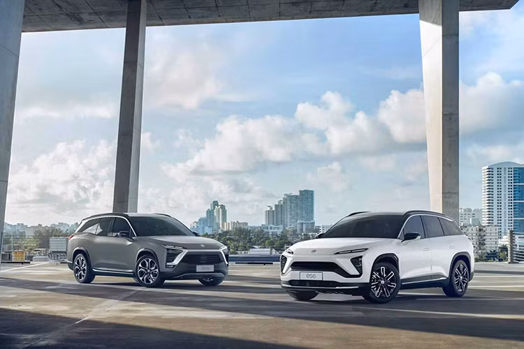 Cuối cùng, Nio EC6 có lắp đặt phần cứng Nio Pilot, bao gồm một con chip Mobileye EyeQ4 với 23 bộ cảm biến. Nio Pilot hỗ trợ hơn 20 tính năng được thiết kế để xử lý các tình huống giao thông thường gặp ở Trung Quốc. Hệ thống tân tiến này có thể nâng cấp theo thời gian thông qua hình thức từ xa firmware-over-the-air (FOTA).