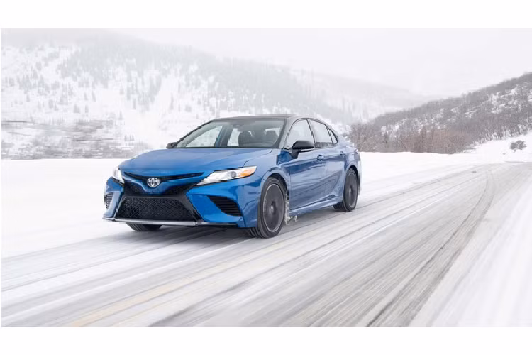 Toyota Camry AWD 2020 sẽ tới tay khách hàng Mỹ ngay mùa xuân năm nay. Đây cũng là mẫu sedan bán chạy nhất tại thị trường này, phiên bản Camry AWD mới được xuất hiện tại đây sau 28 năm vắng bóng.