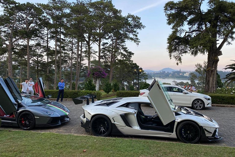 Bộ body kit Lamborghini Aventador Limited Edition 50 vẫn được hãng độ Liberty Walk trình diễn kỹ thuật độ quen thuộc của mình với các vòm bánh xe độ được cố định lên xe bằng đinh tán. Chưa hết, hãng độ Nhật Bản còn thiết kế lại nắp capô sợi carbon trước cho siêu xe này với 2 hốc gió lớn khoẻ khoắn, cản va trước hoàn toàn mới với phong cách Aventador SV. 