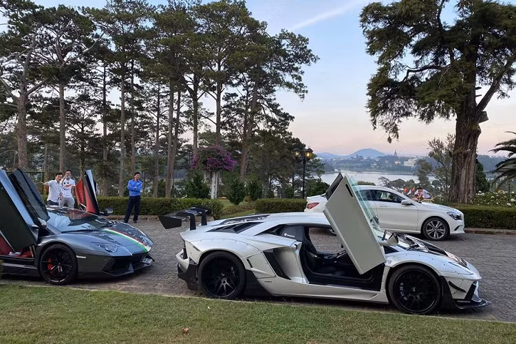 Bộ body kit Lamborghini Aventador Limited Edition 50 vẫn được hãng độ Liberty Walk trình diễn kỹ thuật độ quen thuộc của mình với các vòm bánh xe độ được cố định lên xe bằng đinh tán. Chưa hết, hãng độ Nhật Bản còn thiết kế lại nắp capô sợi carbon trước cho siêu xe này với 2 hốc gió lớn khoẻ khoắn, cản va trước hoàn toàn mới với phong cách Aventador SV. 