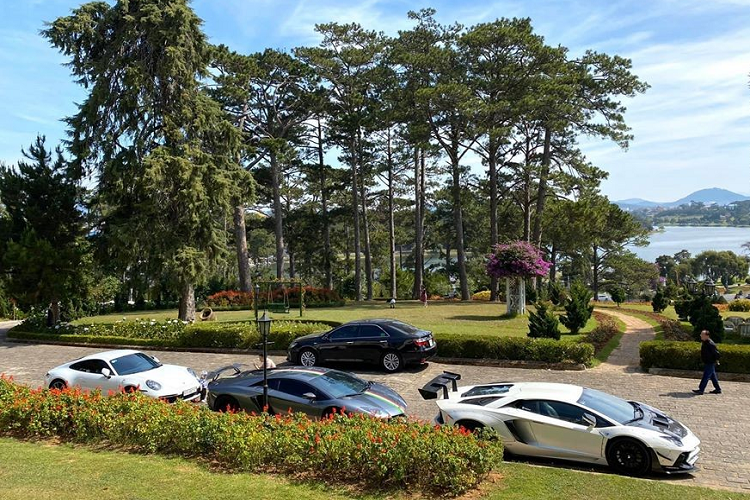 Cặp đôi siêu xe Lamborghini Aventador LP700-4 mới lên Đà Lạt vào chiều hôm qua vẫn sử dụng động cơ V12, dung tích 6,5 lít, sản sinh công suất tối đa 700 mã lực và mô-men xoắn cực đại 690 Nm. "Trái tim" này kết hợp cùng hộp số tự động 7 cấp ISR và hệ dẫn động 4 bánh, nhờ đó, Lamborghini Aventador LP700-4 chỉ mất khoảng 2,9 giây để tăng tốc lên 100 km/h từ vị trí xuất phát trước khi đạt vận tốc tối đa 349 km/h.