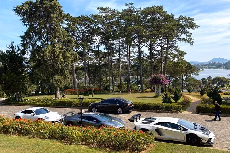 Cặp đôi siêu xe Lamborghini Aventador LP700-4 mới lên Đà Lạt vào chiều hôm qua vẫn sử dụng động cơ V12, dung tích 6,5 lít, sản sinh công suất tối đa 700 mã lực và mô-men xoắn cực đại 690 Nm. "Trái tim" này kết hợp cùng hộp số tự động 7 cấp ISR và hệ dẫn động 4 bánh, nhờ đó, Lamborghini Aventador LP700-4 chỉ mất khoảng 2,9 giây để tăng tốc lên 100 km/h từ vị trí xuất phát trước khi đạt vận tốc tối đa 349 km/h.