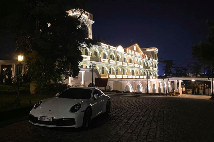 Porsche 911 của Cường Đô la cũng được nâng cấp động cơ 6 xi-lanh, dung tích 3.0 lít, tăng áp kép, sản sinh công suất tối đa 385 mã lực, tăng 15 mã lực so với thế hệ cũ. Porsche 911 Carrera S 2020 giờ đây chỉ mất thời gian 3,7 giây để có thể tăng tốc từ vị trí xuất phát lên 100 km/h trước khi đạt vận tốc tối đa 308 km/h. Động cơ xe đi kèm hộp số sàn 7 cấp là trang bị tiêu chuẩn. 