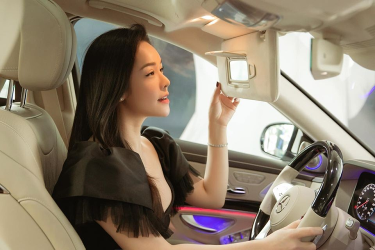 "Trái tim" của chiếc xe sang Mercedes-Benz S450L Luxury mà nữ ca sĩ kiêm diễn viên Nhật Kim Anh mới mua được trang bị khối động cơ xăng V6, dung tích 3.0 lít, sản sinh công suất tối đa 270 mã lực tại dải tua máy 5.500 - 6.000 vòng/phút cùng mô-men xoắn cực đại 500 Nm tại dải tua máy 1.800 - 4.500 vòng/phút.