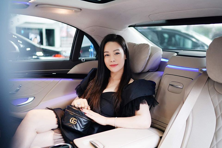 Chiếc xe sang Mercedes-Benz S450L Luxury của Nhật Kim Anh mới mua có ngoại thất sơn màu trắng cùng các chi tiết được mạ crôm sáng bóng. Bên trong khoang lái của xe có nội thất bọc da màu trắng cùng gỗ ốp màu tối.