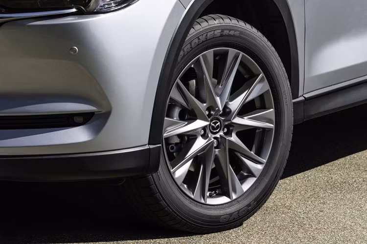 Vừa được nâng cấp giữa vòng đời ở phiên bản 2019, CX-5 2020 không có thay đổi về tổng thể so với đời trước. Phiên bản 2020 của CX-5 được bổ sung thêm màu Polymetal Grey Metallic bên cạnh các màu Soul Red Crystal Metallic, Snowflake White Pearl Mica và Machine Grey Metallic.