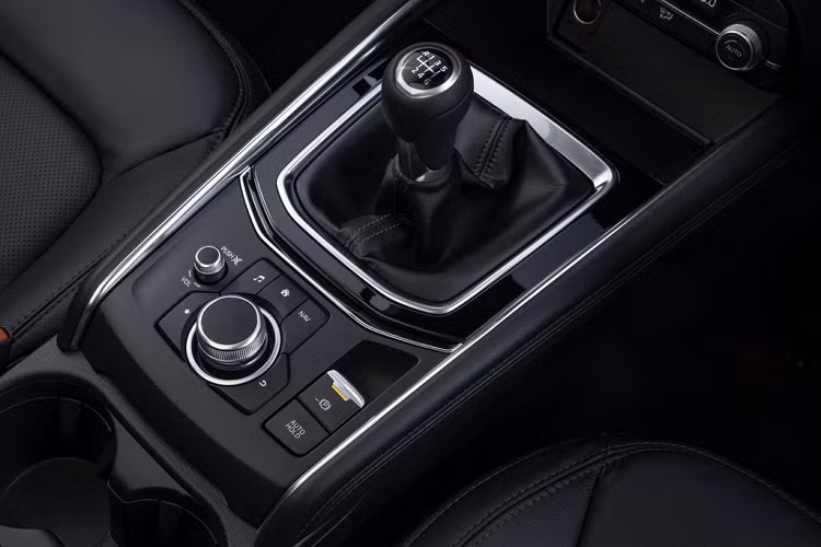 Thiết kế nội thất của CX-5 theo phong cách tối giản nhưng vẫn tinh tế. Từ phím chỉnh điều hòa, các nút điều khiển đến cụm điều khiển trung tâm, tất cả đều được cải tiến thiết kế sao cho tạo cảm giác cao cấp hơn.