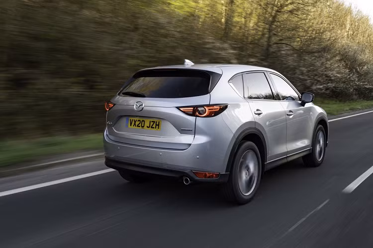 Điều đáng tiếc là Mazda CX-5 2020 tại Anh không được trang bị động cơ tăng áp SkyActiv-G 4 xy-lanh, dung tích 2.5L như các thị trường khác. Động cơ này sản sinh công suất 231 mã lực tại 5.000 vòng/phút và mô-men xoắn 420 Nm tại 2.000 vòng/phút.