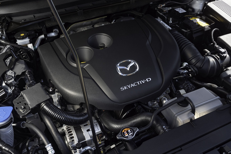 Trong khi đó, các phiên bản diesel sẽ đi kèm động cơ Skyactiv-D 2.2L, cho ra 2 mức công suất là 150 mã lực và 184 mã lực. Phiên bản mạnh 150 mã lực được trang bị hệ dẫn động cầu trước, trong khi bản 184 mã lực sở hữu hệ dẫn động 4 bánh. Tất cả phiên bản diesel đều đi kèm tùy chọn hộp số sàn hoặc tự động tương tự phiên bản xăng.