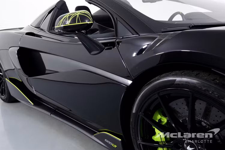 Ở bên trong, siêu xe đặc biệt được tạo điểm nhấn với những đường chỉ màu xanh lá cây tươi sáng của MSO Bespoke, ghế đua bọc Alcantara, thêu tựa đầu độc đáo, chỉ khâu trên vô lăng và đánh dấu vị trí 12 giờ. Xe cũng được trang bị hệ thống âm thanh Bowers and Wilkins 12 loa, hệ thống theo dõi từ xa McLaren Track Telemetry, camera quan sát phía sau, cảm biến đỗ xe, hệ thống nâng mũi xe và báo động chống trộm nâng cấp.