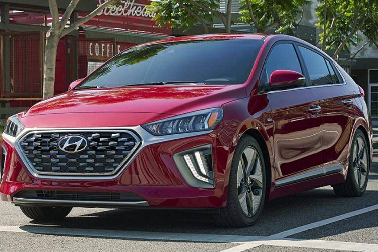 Hiện tại, thị trường ôtô toàn cầu đang hướng đến việc bảo vệ môi trường bằng cách tập trung vào các mẫu xe chạy điện toàn phần hoặc Hybrid. Dân đầu top xe ôtô tiết kiệm nhiên liệu nhất là Hyundai Ioniq Blue 2020, chiếc xe này chỉ tiêu thị 4,06L xăng/100km 