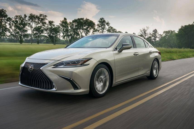 10. Lexus ES 300h 2021 - 5,35L/ 100km