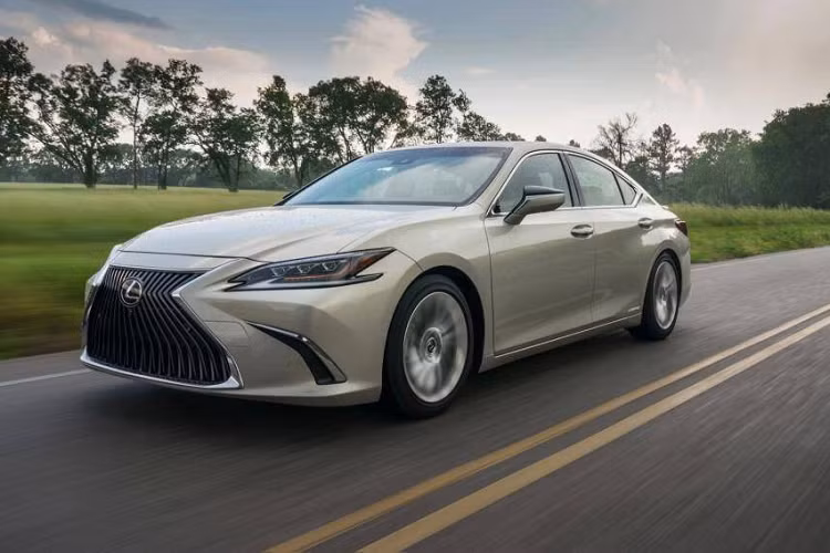 10. Lexus ES 300h 2021 - 5,35L/ 100km