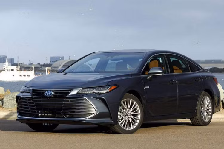 9. Toyota Avalon Hybrid 2021 - 5,35L/ 100km