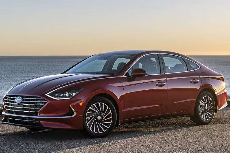 6. Hyundai Sonata Hybrid Blue 2021 - 4,52L/ 100km