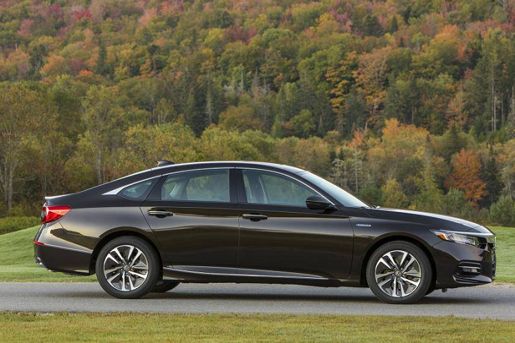 8. Honda Accord Hybrid 2020 - 4,9L/ 100km