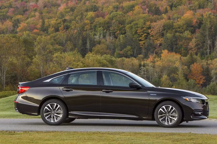 8. Honda Accord Hybrid 2020 - 4,9L/ 100km