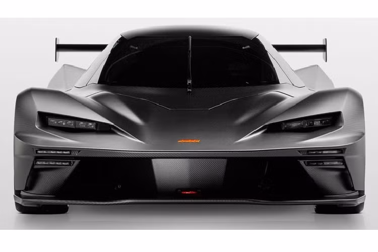 Thêm vào đó, xe đua KTM X-Bow GTX còn sở hữu ghế đua Recaro được làm từ chất liệu carbon-kevlar, thiết kế theo tiêu chuẩn ghế đua mới nhất. Đi kèm với bộ ghế này là dây đai an toàn 6 điểm của thương hiệu Schroth. Vô lăng của xe có thể hiệu chỉnh đa hướng với vành vô lăng bọc da lộn, tích hợp màn hình màu TFT. Tương tự như vô lăng của xe, bộ bàn đạp của KTM X-Bow cũng có khả năng hiệu chỉnh vị trí theo nhu cầu của người lái.