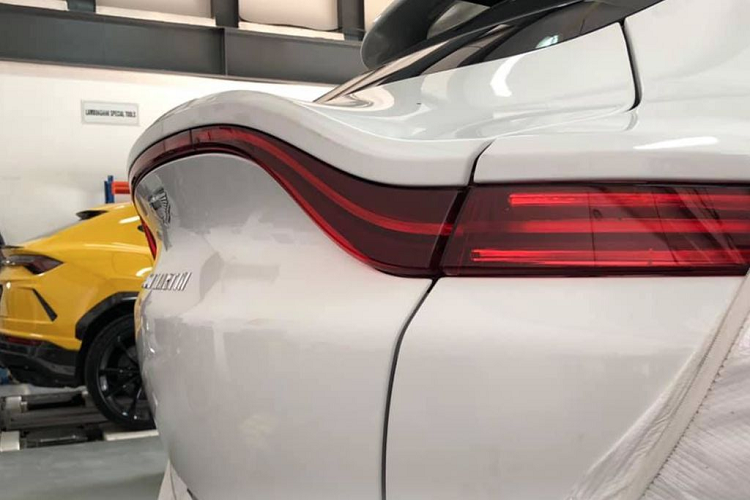 Theo thông tin đăng tải, hình ảnh này có thể được chụp ngay tại xưởng dịch vụ chính hãng và phía bên cạnh chiếc siêu SUV Aston Martin DBX 2021 mới còn có sự xuất hiện của một siêu phẩm khác, đó là chiếc Lamborghini Urus màu vàng.