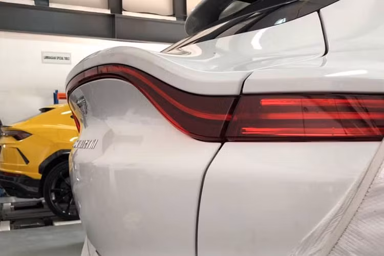 Theo thông tin đăng tải, hình ảnh này có thể được chụp ngay tại xưởng dịch vụ chính hãng và phía bên cạnh chiếc siêu SUV Aston Martin DBX 2021 mới còn có sự xuất hiện của một siêu phẩm khác, đó là chiếc Lamborghini Urus màu vàng.