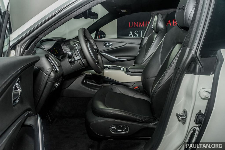 Về thiết kế tổng thể, Aston Martin DBX mang trong mình ADN phong cách đậm chất Aston Martin với những nếp gấp mềm mại và bộ lưới tản nhiệt hình "miệng cá" quen thuộc. Là một siêu xe thể thao trên nền tảng của một mẫu crossover, do đó DBX sở hữu một thiết kế mang đầy tính khí động học.