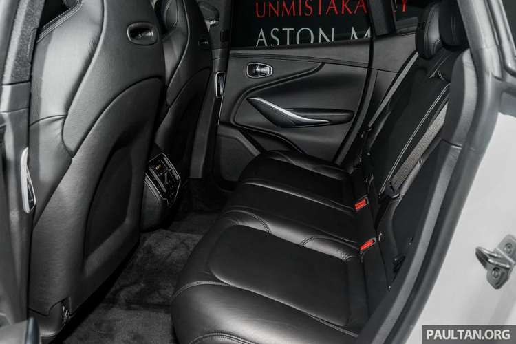 Đối với không gian cabin, Aston Martin đã gây ấn tượng mạnh mẽ về thị giác với phong cách thiết kế bảng điều khiển trung tâm kiểu điện thoại Vertu, hàng phím bấm và điều khiển chứng năng của DBX tập trung hoàn toàn vào người lái, bàn mình công cụ 12,3 inch và màn hình cảm ứng 10.25 inch được sử dụng cho hệ thống thông tin giải trí, hỗ trợ kết nối Apple Carplay.