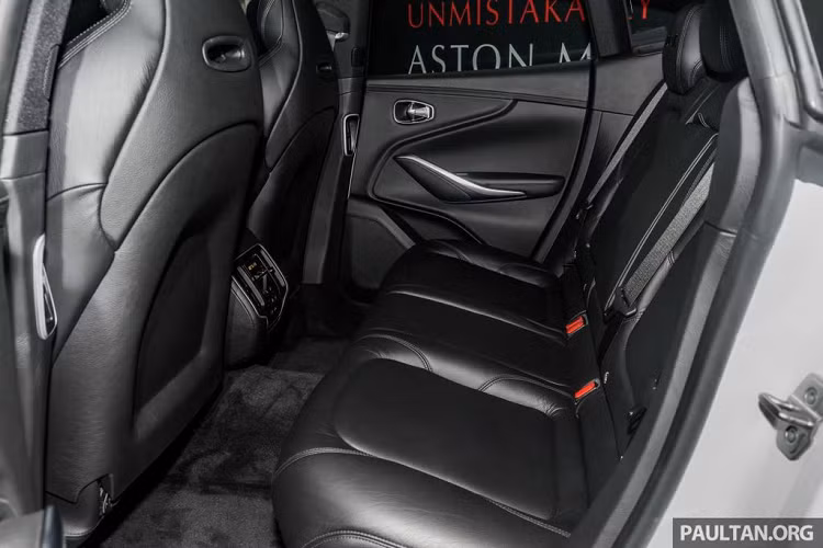 Đối với không gian cabin, Aston Martin đã gây ấn tượng mạnh mẽ về thị giác với phong cách thiết kế bảng điều khiển trung tâm kiểu điện thoại Vertu, hàng phím bấm và điều khiển chứng năng của DBX tập trung hoàn toàn vào người lái, bàn mình công cụ 12,3 inch và màn hình cảm ứng 10.25 inch được sử dụng cho hệ thống thông tin giải trí, hỗ trợ kết nối Apple Carplay.