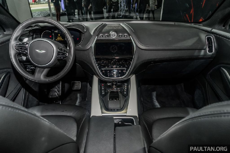 Dựa trên hình ảnh, chiếc Aston Martin DBX tại Việt Nam sở hữu nước sơn ngoại thất màu trắng tinh khôi. Trên thực tế, đây là gam màu được rất nhiều đại gia Việt lựa chọn trên các mẫu xe của mình bởi sự đơn giản, hiện đại và trang nhã của gam màu này mang lại. Ngoài ra, các thông tin liên quan tới trang bị của xe vẫn còn là một ẩn số.