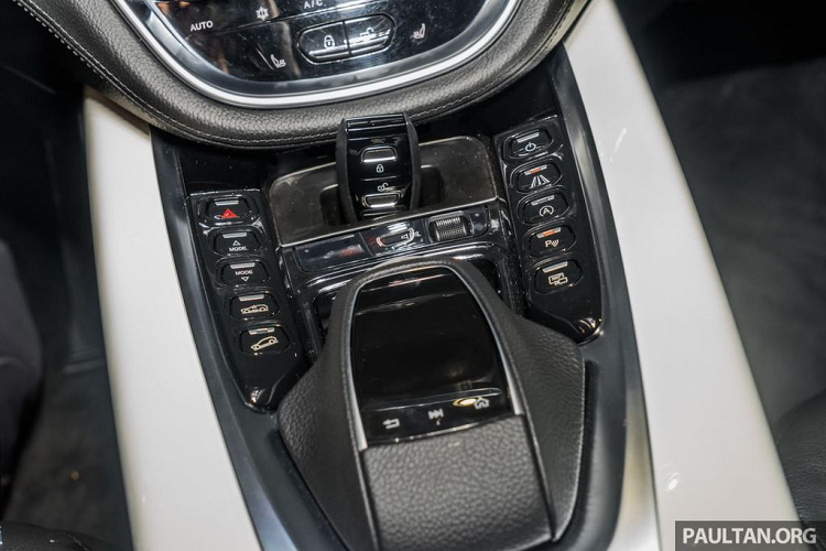 Thêm nữa, với việc thiết kế bộ mui vát nhẹ về phía sau càng khiến chiếc xe vốn có ngoại hình to lớn như DBX trở nên nhẹ nhàng và tinh tế hơn bội phần. Aston Martin DBX có trọng lượng chỉ 2.245 kg và kích thước tổng thể đạt 5.039 x 1.998 x 1.680 mm, tương ứng DxRxC, chiều dài cơ sở đạt 3.060 mm.