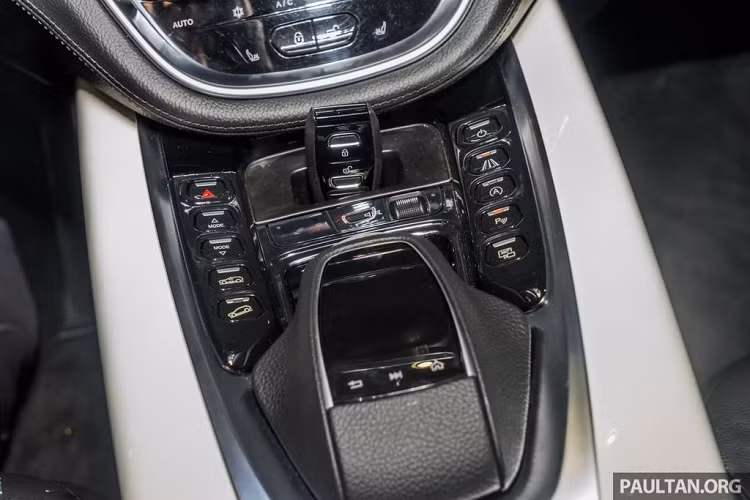 Thêm nữa, với việc thiết kế bộ mui vát nhẹ về phía sau càng khiến chiếc xe vốn có ngoại hình to lớn như DBX trở nên nhẹ nhàng và tinh tế hơn bội phần. Aston Martin DBX có trọng lượng chỉ 2.245 kg và kích thước tổng thể đạt 5.039 x 1.998 x 1.680 mm, tương ứng DxRxC, chiều dài cơ sở đạt 3.060 mm.